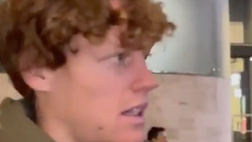 VIDEO / Selfie e autografi: Sinner accolto in hotel dai tifosi