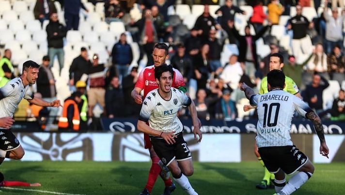 Cesena-Olbia, il padre di Shpendi invade il campo e aggredisce il portiere avversario - immagine 1
