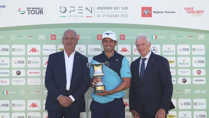 PORTO ERCOLE, ITALY - JUNE 29: Adrien Saddier of France poses with Cristiano Cerchiai, President of the Italian Golf Federation (L) and Luciano Buonfiglio, President of the Italian National Olympic Committee (R) after winning on day four of the Italian Open 2025 at Argentario Golf & Wellness Resort on June 29, 2025 in Porto Ercole, Italy. (Photo by Luke Walker/Getty Images) Buonfiglio: “Chiesto con forza piano strategico per gli impianti sportivi” - immagine 1