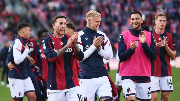 BOLOGNA, ITALY - OCTOBER 05: Federico Bernardeschi of Bologna FC 1909 applauds the fans with teammates at full-time following the Serie A match between Bologna FC 1909 and Pisa SC at Renato Dall'Ara Stadium on October 05, 2025 in Bologna, Italy. (Photo by Alessandro Sabattini/Getty Images) Bologna, la probabile formazione: Italiano lancia Castro, Bernardeschi da ex - immagine 1