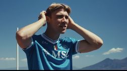 Hojlund, che emozione il primo giorno in azzurro! Dalle visite all’arrivo a Napoli