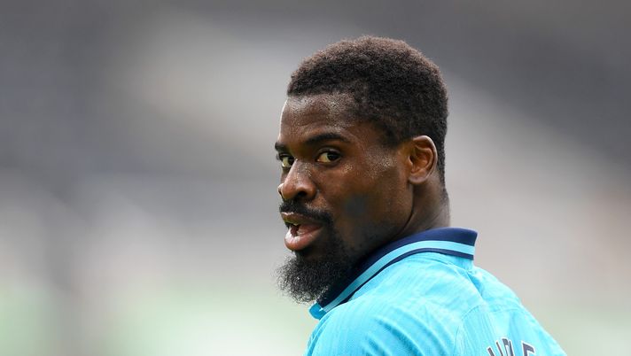 NEWCASTLE UPON TYNE, ENGLAND - JULY 15: Serge Aurier of Tottenham Hotspur looks on during the Premier League match between Newcastle United and Tottenham Hotspur at St. James Park on July 15, 2020 in Newcastle upon Tyne, England. Football Stadiums around Europe remain empty due to the Coronavirus Pandemic as Government social distancing laws prohibit fans inside venues resulting in all fixtures being played behind closed doors. (Photo by Michael Regan/Getty Images) Aurier in campo in Iran, si allena con il Persepolis