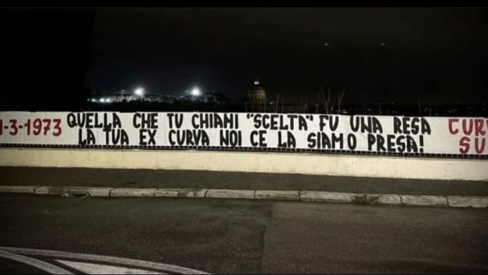 Roma, la Curva Sud ricorda l’11 marzo 1973: ecco lo striscione anti Lazio Roma, la Curva Sud ricorda l’11 marzo 1973: ecco lo striscione anti Lazio - immagine 1
