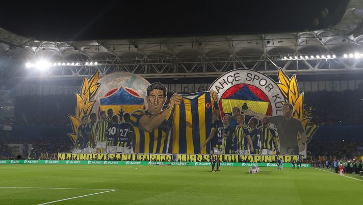 ISTANBUL, TURKEY - DECEMBER 1: Fenerbahce fans during the Trendyol Süper Lig match between Fenerbahce SK and Galatasaray SK at Ulker Sukru Saracoglu Stadium on December 1, 2025 in Istanbul, Turkey. (Photo by Ahmad Mora/Getty Images) Fenerbahce-Konyaspor streaming gratis: dove vedere la diretta tv live - immagine 1