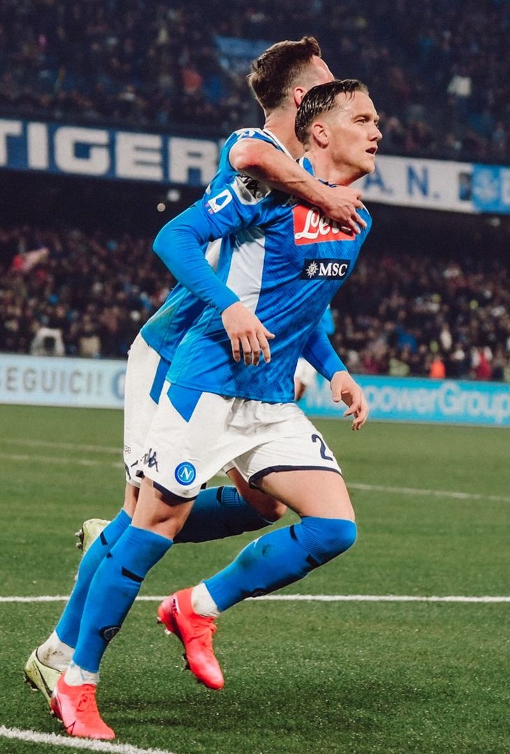 Poco più di 24 ore separano Napoli-Juventus dal suo fischio d'inizio. Valevole per la 14ª giornata di Serie A, la gara andrà in scena domani, domenica 7 dicembre, alle 20:45. Nel frattempo, per smorzare l'attesa, l'account Instagram della società partenopea ha pubblicato un post composto da sedici fotografie, una per ogni battaglia (fatta eccezione per la _'manita'_ del febbraio 2023) che ha avuto per protagoniste, sotto i riflettori dello Stadio Diego Armando Maradona (chiamato San Paolo fino al novembre 2020), la compagine azzurra e quella bianconera. Un viaggio che va a ritroso: dalla stagione 2024/25 allo scontro più recente, ovvero quello dell'annata 2010/11.