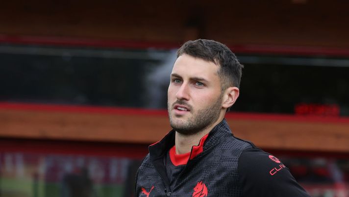 Santiago Giménez (attaccante AC Milan), qui durante una seduta di allenamento con i rossoneri a Milanello | Milan News (Getty Images) Milan, Orlando: “I rossoneri hanno tutto per vincere il campionato. Su Gimenez dico…” - immagine 1