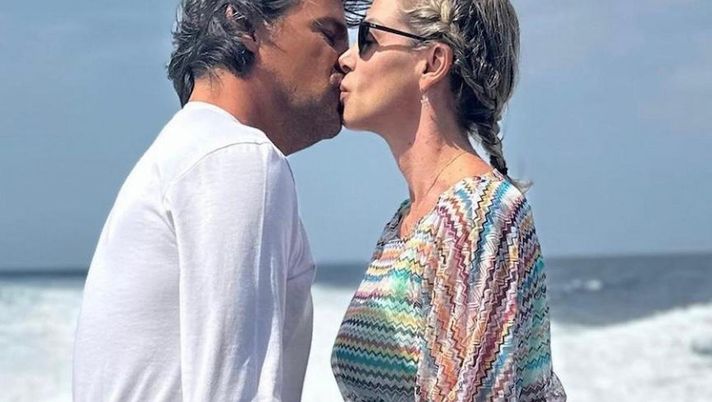 Foto romantica di Simone Inzaghi in vacanza, i tifosi si scatenano: “Mister, quest’anno…” - immagine 1