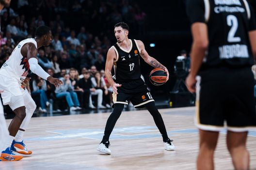 VILLEURBANNE, FRANCIA - 3 OTTOBRE 2025: Nando De Colo, numero 12 dell’LDLC Asvel Villeurbanne, durante la partita di Eurolega tra Baskonia Vitoria-Gasteiz e Asvel Villeurbanne, disputata all’Astroballe di Villeurbanne. (Foto di Marie Bassery/Euroleague Basketball via Eurolega, Panathinaikos-Lione: diretta tv e streaming LIVE del match- immagine 3
