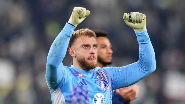 TURIN, ITALY - FEBRUARY 16: Michele Di Gregorio of Juventus celebrates at full-time following the team's victory inthe Serie A match between Juventus and FC Internazionale at Allianz Stadium on February 16, 2025 in Turin, Italy. (Photo by Valerio Pennicino/Getty Images) La divisione in fasce per i portieri al fantacalcio: chi schierare alla 27a giornata- immagine 1