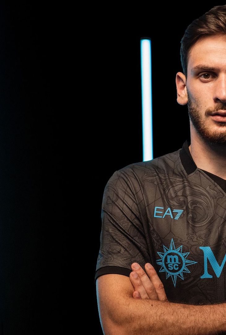 GALLERY La terza maglia del Napoli è disponibile negli store ufficiali - immagine 6