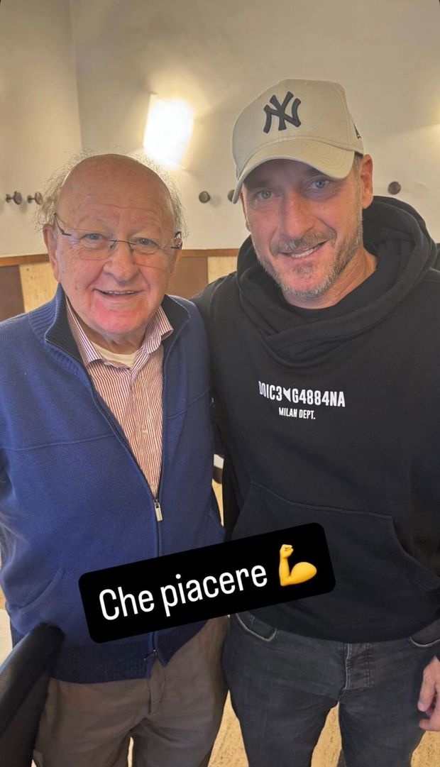 Totti e Boldi come in ‘Fratelli d’Italia’: lo scatto virale e la citazione storica- immagine 2