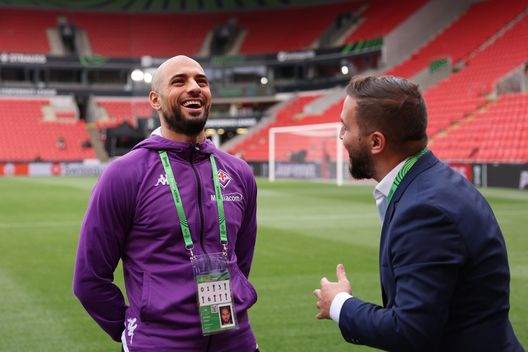 PRAGUE, CZECH REPUBLIC - JUNE 06: Sofyan Amrabat of ACF Fiorentina reacts as they inspect the pitch ahead of the UEFA Europa Conference League 2022/23 final match between ACF Fiorentina and West Ham United FC at Eden Arena on June 06, 2023 in Prague, Czech Republic. (Photo by Richard Heathcote/Getty Images) Sky UK: Amrabat-Manchester, servono altre partenze prima dell’affondo? Il punto- immagine 2
