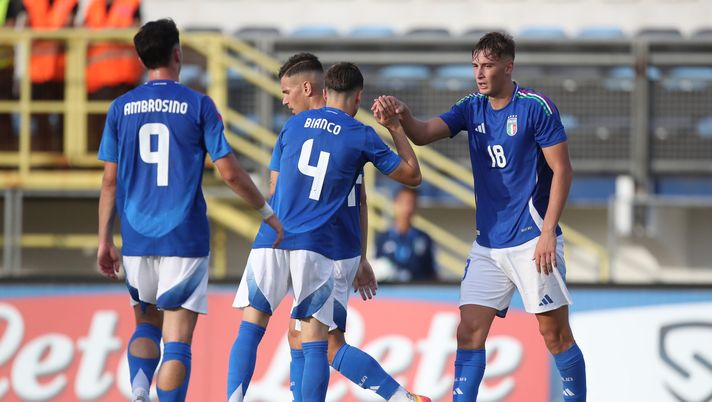 LATINA, ITALY - SEPTEMBER 05: Francesco Pio Esposito with his teammates of Italy U21 celebrates after scoring the team's fourth goal during 2025 Under 21 EURO Qualifying Group A match between Italy and San Marino at Stadio Domenico Francioni on September 05, 2024 in Latina, Italy. (Photo by Paolo Bruno/Getty Images) Europei Under 21, sorteggiati i gironi di qualificazione: ecco dove sta l’Italia - immagine 1