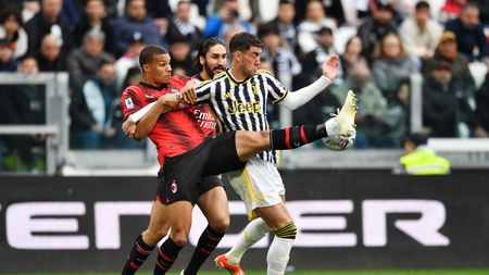 TURIN, ITALY - APRIL 27: Dusan Vlahovic of Juventus is challenged by Malick Thiaw of AC Milan during the Serie A TIM match between Juventus and AC Milan at Allianz Stadium on April 27, 2024 in Turin, Italy. (Photo by Valerio Pennicino/Getty Images)