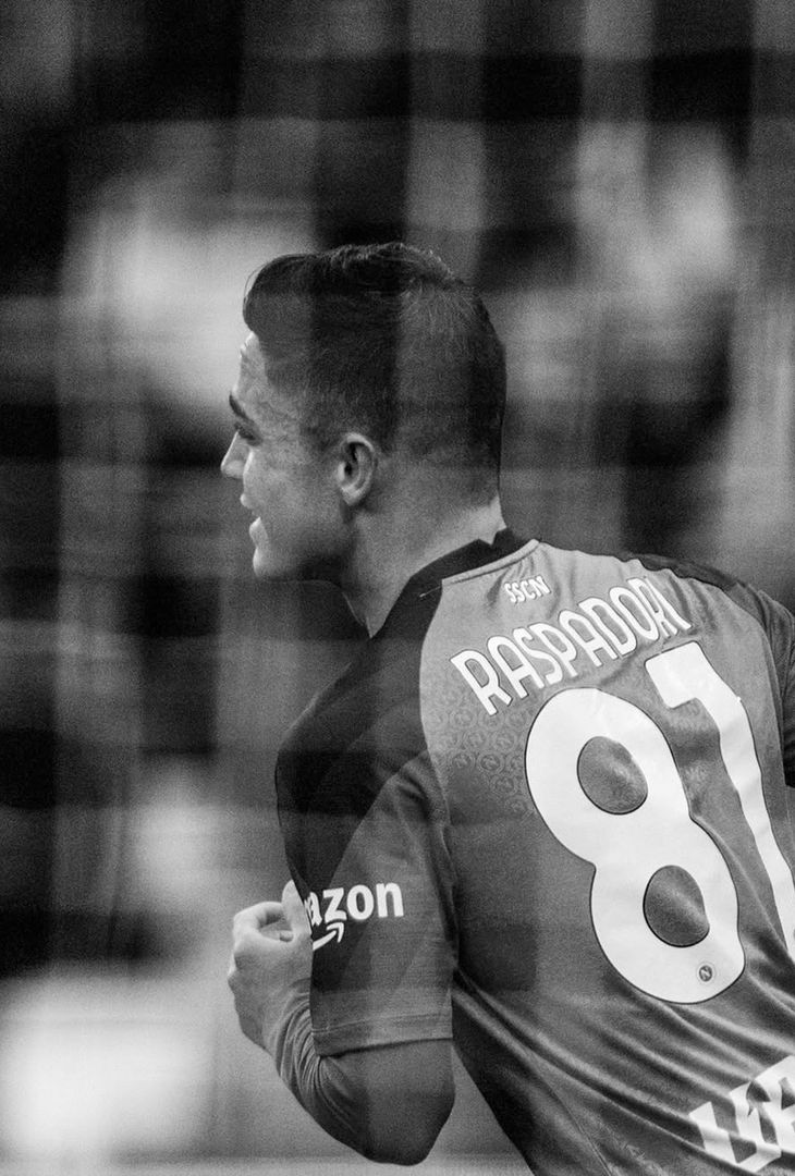 Nella giornata odierna, Giacomo Raspadori ha festeggiato il suo 26° compleanno. L'attaccante, oggi in forza all'Atalanta, ha vestito la maglia del Napoli per tre anni, dall'estate 2022 a quella del 2025, sollevando (come tutti sappiamo) due Scudetti. L'admin dell'account Instagram del club azzurro ha voluto celebrare tale ricorrenza mediante un post Instagram contenente le seguenti foto con annessa descrizione che recita: 'Auguri all'uomo dai gol pesanti'.