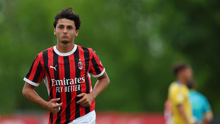 MILAN, ITALY - MAY 04: Alessandro Bonomi of AC Milan U20 in action during the Primavera 1 match between AC Milan U20 and Udinese U20 at Vismara PUMA House of Football on May 04, 2025 in Milan, Italy. (Photo by Francesco Scaccianoce/AC Milan via Getty Images)  bonomi-operazione-riuscita-tra-quindici-giorni-inicio-programma-riabilitativo-news-comunicato-ufficiale-milan-futuro