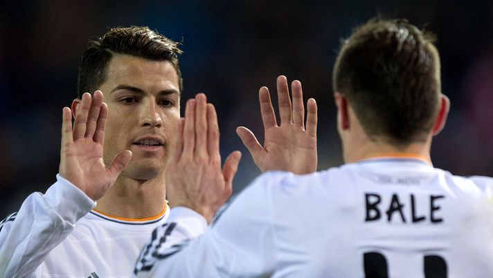 MADRID, SPAIN - FEBRUARY 11: Cristiano Ronaldo (L) of Real Madrid CF clashes hands with his teammate Gareth Bale (R) after a penalty over Bale during the Copa del Rey semi-final second leg match between Club Atletico de Madrid and Real Madrid CF at Vicente Calderon Stadium on February 11, 2014 in Madrid, Spain. (Photo by Gonzalo Arroyo Moreno/Getty Images) Bale su Ronaldo: “Se non faceva goal era nervoso anche vincendo 5-0” - immagine 1