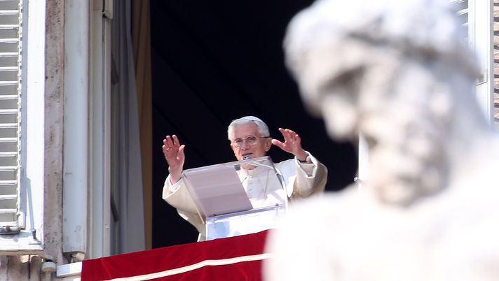 VATICAN CITY, VATICAN - FEBRUARY 17: Pope delivers his Angelus Blessing from the window of his private studio overlooking St. Peter's Square on February 17, 2013 in Vatican City, Vatican. The Pontiff will hold his last weekly public audience on February 27 at St Peter's Square after announcing his resignation last week. (Photo by Franco Origlia/Getty Images) Se un Papa parla di calcio - immagine 1