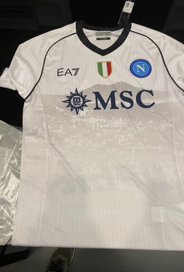 Su Twitter sono circolate in anteprima le foto delle nuove maglie del Napoli in tre versioni diverse: quella casalinga, quella da trasferta e la terza maglia. Lo scudetto è posizionato al centro, MSC (in bianco) è il nuovo main sponsor, sulla maglia compare Ebay che sostituisce Amazon. Il colletto è a 'V' e i tre colori sono azzurro, bianco e grigio per la terza.