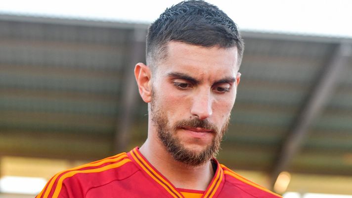 ALBUFEIRA, PORTUGAL - JULY 29: AS Roma player Lorenzo Pellegrini during the pre-season friendly match between AS Roma and Estrela da Amadora at Estadio Municipal de Albufeira on July 29, 2023 in Albufeira, Portugal. (Photo by Fabio Rossi/AS Roma via Getty Images) Pellegrini, la colpa di essere capitano tra troppi alibi e insulti esagerati - immagine 1