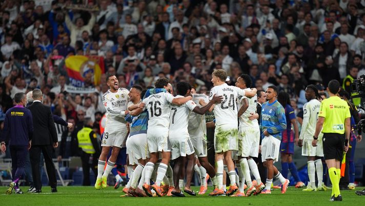 MADRID, SPAGNA - 26 OTTOBRE: I giocatori del Real Madrid festeggiano dopo la vittoria contro l'FC Barcelona durante la partita LaLiga EA Sports tra Real Madrid CF e FC Barcelona all'Estadio Santiago Bernabeu il 26 ottobre 2025 a Madrid, Spagna. (Foto di Angel Martinez/Getty Images) Elche-Real Madrid live: streaming gratis e diretta tv del match di Liga - immagine 1