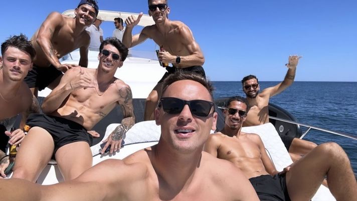 Roma, Matic e compagni si godono un po’ di relax: selfie in barca per i giallorossi Roma, Matic e compagni si godono un po’ di relax: selfie in barca per i giallorossi - immagine 1