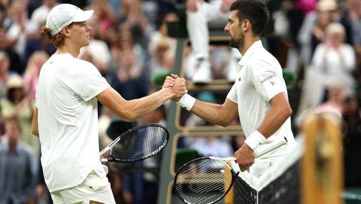 LONDON, ENGLAND - JULY 14: Novak Djokovic of Serbia shakes hands with his opponent following his victory in the Men's Singles Semi Finals against Jannik Sinner of Italy on day twelve of The Championships Wimbledon 2023 at All England Lawn Tennis and Croquet Club on July 14, 2023 in London, England. (Photo by Julian Finney/Getty Images) Wimbledon, Sinner-Djokovic giunge al decimo atto. I precedenti dicono… - immagine 1