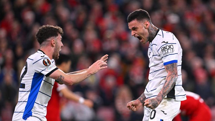 LIVERPOOL, ENGLAND - APRIL 11: Gianluca Scamacca of Atalanta BC celebrates with Matteo Ruggeri of Atalanta BC after scoring his team's first goal during the UEFA Europa League 2023/24 Quarter-Final first leg match between Liverpool FC and Atalanta at Anfield on April 11, 2024 in Liverpool, England. (Photo by Stu Forster/Getty Images) Europa League, i risultati dei quarti: l’Atalanta espugna Anfield e aiuta il ranking - immagine 1