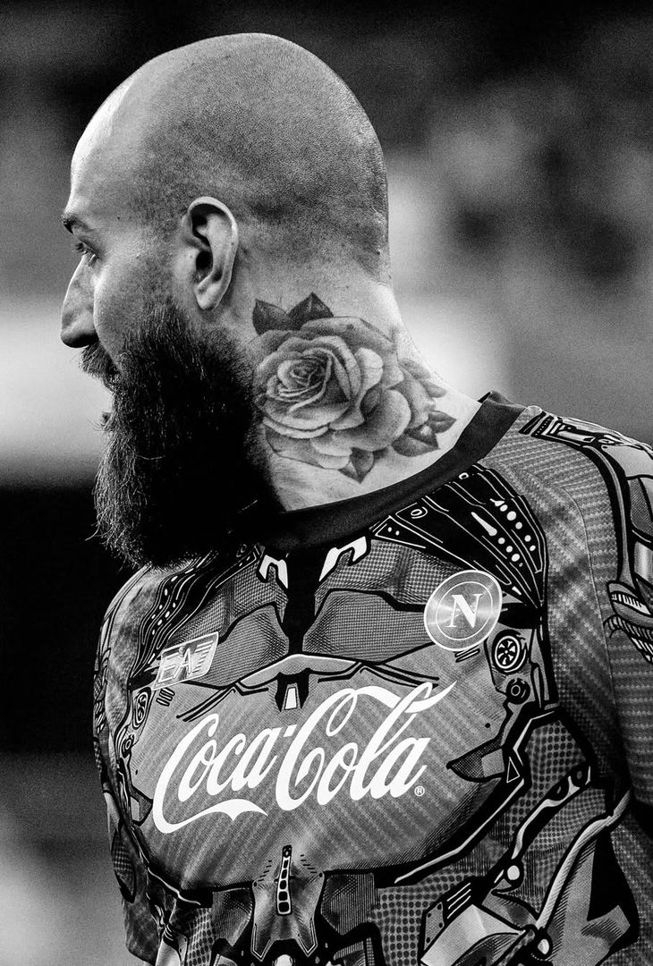 La frustrazione per il pareggio subito al primo tiro in porta e l'emozione di riuscire a portare i tre punti a casa a tempo scaduto: due facce della stessa medaglia che compongono il riassunto 'in bianco e nero' di Hellas Verona-Napoli realizzato dall'admin dell'account Instagram della compagine partenopea.