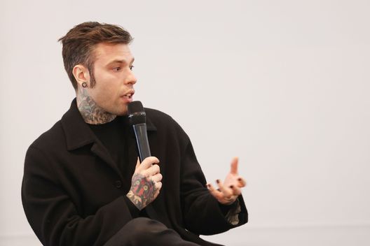 MILAN, ITALY - FEBRUARY 21: Fedez attends the presentation of the artwork 'Il Pessimista Narcisista O Il Narcisista Pessimista' by Francesco Vezzoli at Triennale Design Museum on February 21, 2022 in Milan, Italy. (Photo by Vittorio Zunino Celotto/Getty Images) Fedez: “Caso Puff Diddy? Ho sentito persone che andavano alle feste e…”- immagine 2