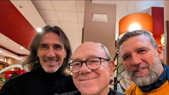 Verdone, Delvecchio e Candela: la cena giallorossa diventa virale sui social Verdone, Delvecchio e Candela: la cena giallorossa diventa virale sui social - immagine 1