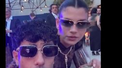VIDEO / Evento Tiffany a Milano: Tony Effe in posa con Emma