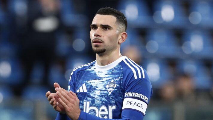 COMO, ITALY - FEBRUARY 14: Lucas Da Cunha of Como 1907 salutes the fans at the end of the Serie A match between Como 1907 and ACF Fiorentina at Giuseppe Sinigaglia Stadium on February 14, 2026 in Como, Italy. (Photo by Marco Luzzani/Getty Images) Ds Como: “Da Cunha? Possono arrivare offerte ma la nostra scelta è questa! Pirola, Kempf e su Paz-Real…” - immagine 1
