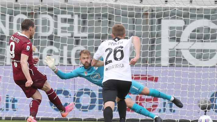 LA SPEZIA, ITALY - MAY 15: Andrea Belotti of Torino FC scores a goal during the Serie A match between Spezia Calcio and Torino FC at Stadio Alberto Picco on May 15, 2021 in La Spezia, Italy. (Photo by Gabriele Maltinti/Getty Images) Torino, 29 partite senza rigori a favore: ecco quanto manca per il record - immagine 1