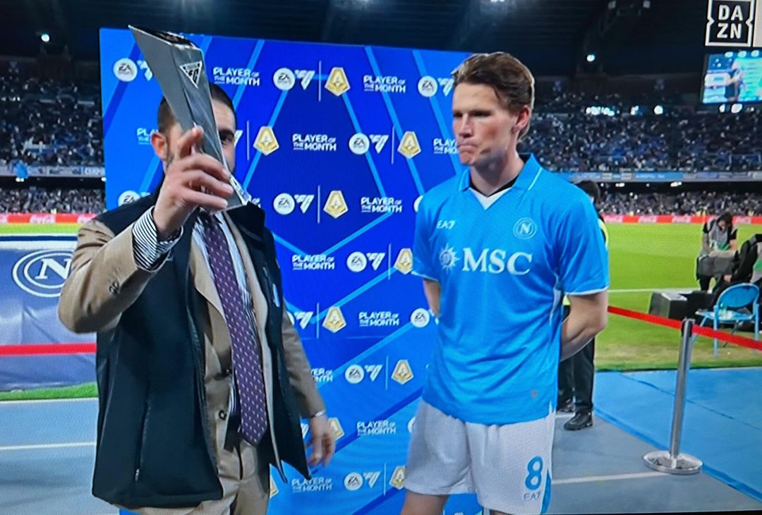 GALLERY Napoli-Genoa, McTominay è il giocatore del mese! La consegna del premio - immagine 5