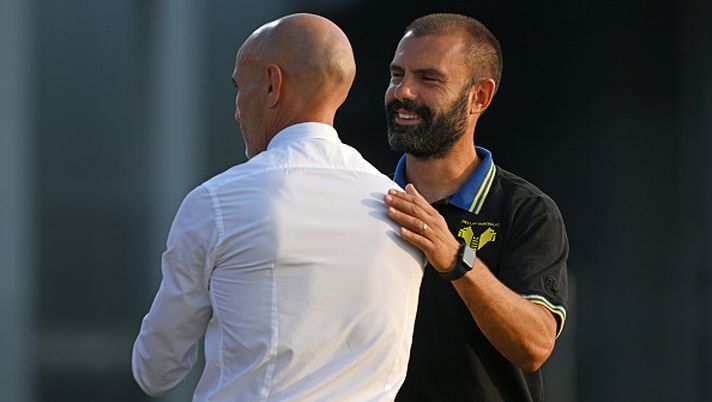 VINOVO, ITALY - OCTOBER 2: Paolo Sammarco, Coach of Hellas Verona U19 (R) and Paolo Montero, Head Coach of Juventus U19 (L) during the Primavera 1 match between Juventus U19 and Hellas Verona U19 at Juventus Center Vinovo on October 2, 2023 in Vinovo, Italy. (Photo by Chris Ricco - Juventus FC/Juventus FC via Getty Images) Chi si rivede, Paolo Sammarco: vivaio rossonero primi anni 2000, oggi tecnico del Verona - immagine 1