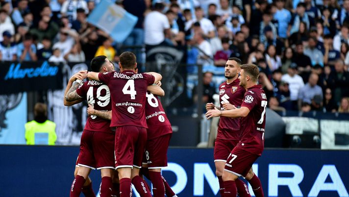 ROME, ITALY - APRIL 22: Ivan Ilic of Torino FC celebrates a opening goal with his team mates during the Serie A match between SS Lazio and Torino FC at Stadio Olimpico on April 22, 2023 in Rome, Italy. (Photo by Marco Rosi - SS Lazio/Getty Images) Il Torino torna al gol da fuori area: l’ultima volta a gennaio contro l’Empoli - immagine 1