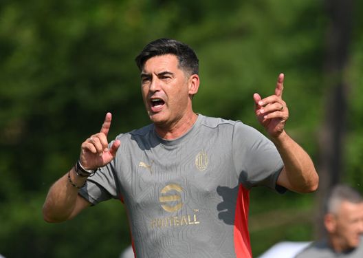 CAIRATE, ITALY - JULY 08: L'allenatore del Milan Paulo Fonseca reagisce durante l'allenamento del Milan a Milanello l'8 luglio 2024 a Cairate, Italia (Photo by Claudio Villa/AC Milan via Getty Images) Fonseca e Inzaghi, i primi tecnici a sfidarsi nei derby di Roma e Milano