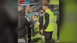 VIDEO / Abbraccia una donna e viene allontanato dai soldati: succede al portiere dell’Esteghlal