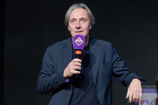 GERMOGLI PH: 5 FEBBRAIO 2025 BAGNO A RIPOLI AL MEDIA CENTER DEL VIOLA PARK SI E' SVOLTA LA PRESENTAZIONE DEL NUOVO ACQUISTO DELLA FIORENTINA CHER NDOUR NELLA FOTO IL DIRETTORE GENERALE DELLA FIORENTINA ALESSANDRO FERRARI Ferrari