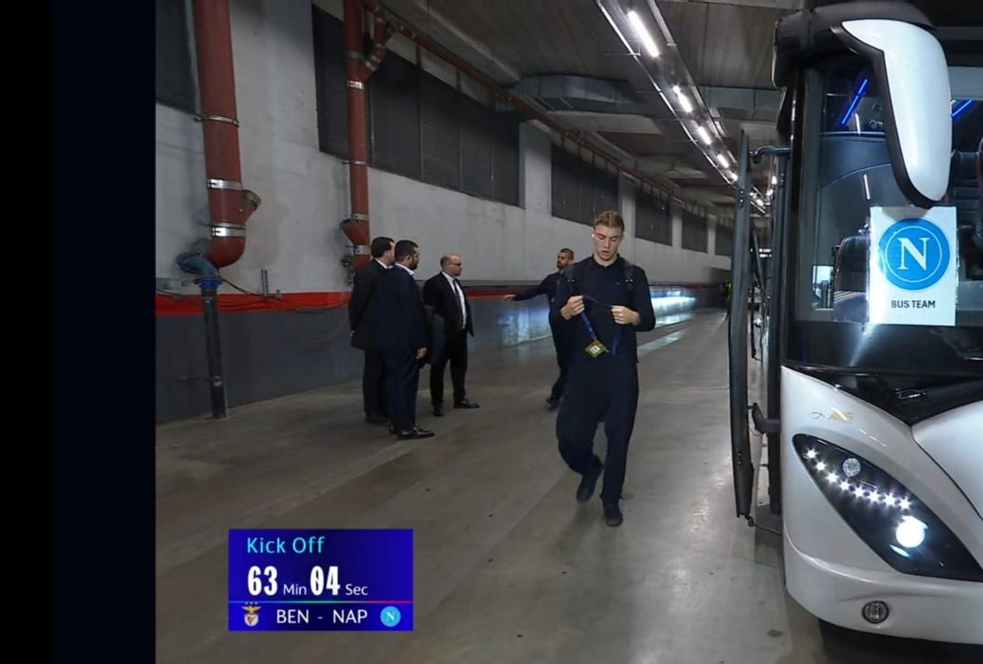 Gli azzurri sbarcano al Da Luz! L’arrivo e la ricognizione del Napoli – FOTOGALLERY - immagine 4