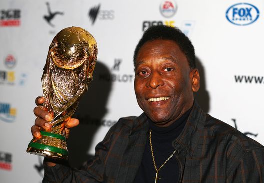 Melbourne, Australia - 26 marzo 2015: Pelé con una replica del trofeo del Mondiale. (Foto di Robert Cianflone/Getty Images) Santos-Botafogo, i grandi campioni delle due squadre: da Pelé a Neymar- immagine 2