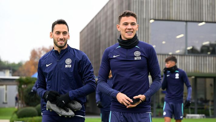 Getty Calhanoglu al top, Asllani impara da Hakan: tra i due nessuna rivalità. Anzi, in allenamento… - immagine 1