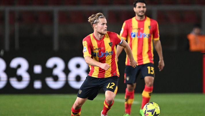 LECCE, ITALY - FEBRUARY 25: Morten Hjulmand of US Lecce during the Serie A match between US Lecce and US Sassuolo at Stadio Via del Mare on February 25, 2023 in Lecce, Italy. (Photo by Francesco Pecoraro/Getty Images) Lo United alza il pressing per Amrabat, la Fiorentina si muove per Hjulmand - immagine 1