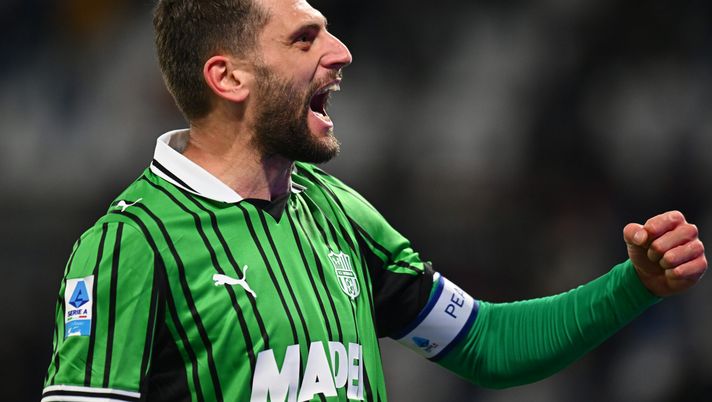 SASSUOLO, ITALY - FEBRUARY 20: Domenico Berardi of US Sassuolo celebrates after scoring his team's third goal during the Serie A match between US Sassuolo Calcio and Hellas Verona FC at Mapei Stadium Citta del Tricolore on February 20, 2026 in Sassuolo, Italy. (Photo by Alessandro Sabattini/Getty Images) Suggestione Berardi? CorSport: “Più facile che ne arrivi un altro del Sassuolo” - immagine 1