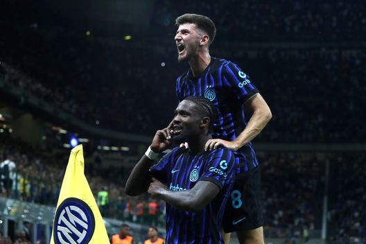 MILANO, ITALIA - 25 AGOSTO: Marcus Thuram festeggia con Petar Sucic dopo aver segnato il secondo gol in Inter-Torino allo stadio Giuseppe Meazza il 25 agosto 2025 a Milano, Italia. (Foto di Marco Luzzani/Getty Images) Luci a San Siro, l’Inter travolge il Torino: 5 a 0 per i nerazzurri di Chivu- immagine 4