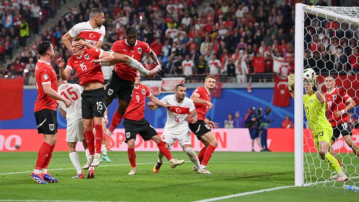 LEIPZIG, GERMANY - JULY 02: Merih Demiral of Turkiye (l) heads to score his team's second goal as Patrick Pentz of Austria fails to make a save during the UEFA EURO 2024 round of 16 match between Austria and Turkiye at Football Stadium Leipzig on July 02, 2024 in Leipzig, Germany. (Photo by Stu Forster/Getty Images) Stopper and go - immagine 1