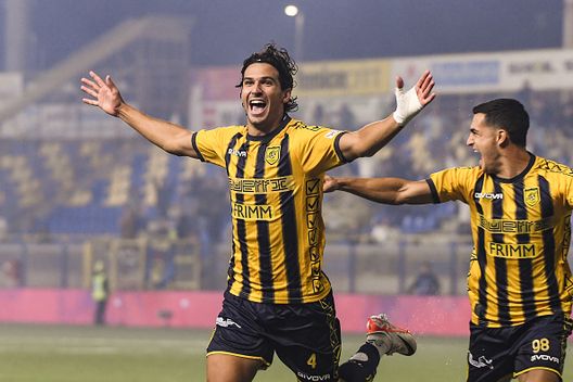 Marco Ruggero della SS Juve Stabia festeggia dopo aver segnato un gol per renderlo 1-0 durante la partita di Serie B tra Juve Stabia e Mantova 1911 allo stadio Romeo Menti il 30 settembre 2025 a Castellammare di Stabia Serie B, quinto e sesto atto: movimenti in vetta, tutto tace in coda- immagine 2