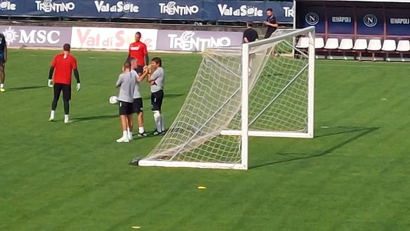 Il tecnico dirige l'allenamento ancora con la gamba sinistra fasciata