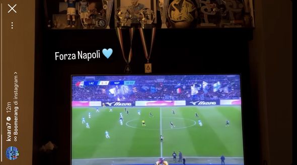 FOTO Kvara supporta il Napoli da casa: il messaggio del georgiano- immagine 2